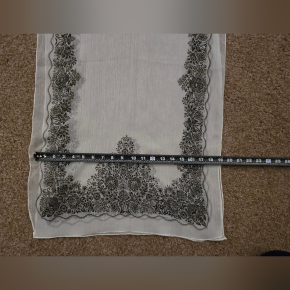 Beautiful Scarf - Picture 4 of 4